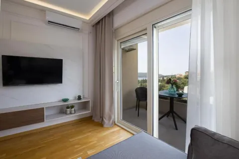 Dnevna soba sa TV-om i izlazom na terasu. - image 2