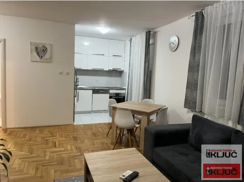 Dnevna soba sa trpezarijom i otvorenim pogledom ka kuhinji. - image 3