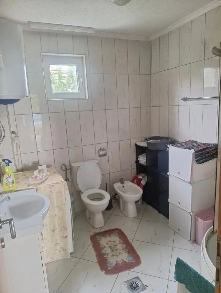 Izdavanje, kuća, 130m², Tološi, Podgorica