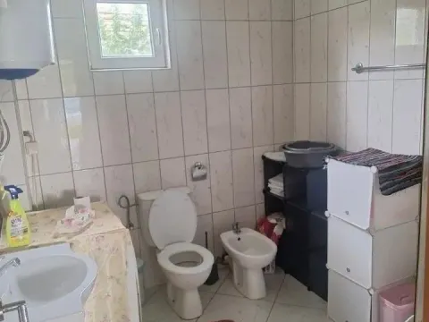 Izdavanje, kuća, 130m², Tološi, Podgorica - image 7