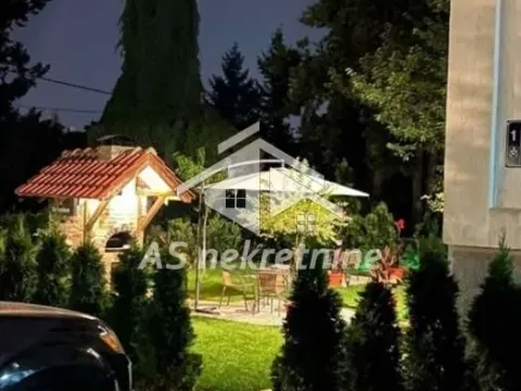 Izdavanje, četvorosoban stan, 140m², Savski Venac, Beograd - image 24