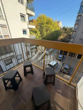 Manji popločani balkon sa metalnom ogradom i četiri plastična taburea. - image 10