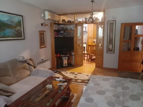 Dnevna soba sa namještajem i pogledom ka kuhinji i trpezariji. - image 8