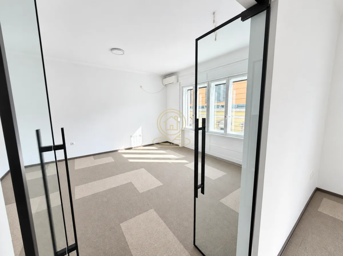 Izdavanje, četvorosoban stan, 120m², Centar, Novi Sad