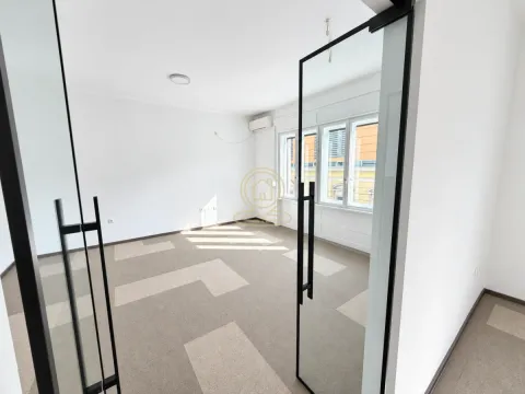 Izdavanje, četvorosoban stan, 120m², Centar, Novi Sad - image 2