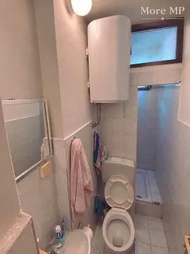 Manje kupatilo sa tuš kabinom, WC šoljom i bojlerom. - image 9