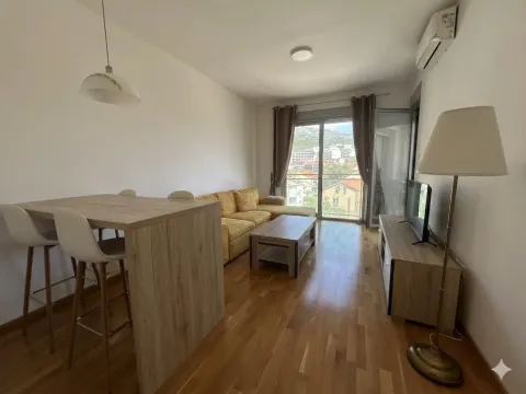Dnevna soba sa trpezarijskim stolom i izlazom na terasu. - image 3