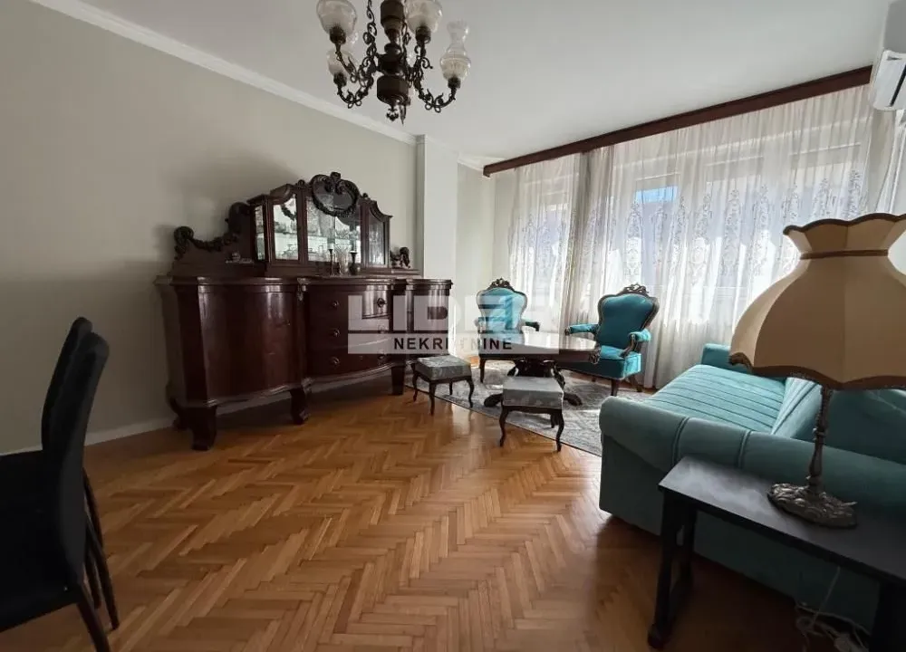 Izdavanje, trosoban stan, 80m², Kalenić Pijaca, Vračar Sve Podlokacije