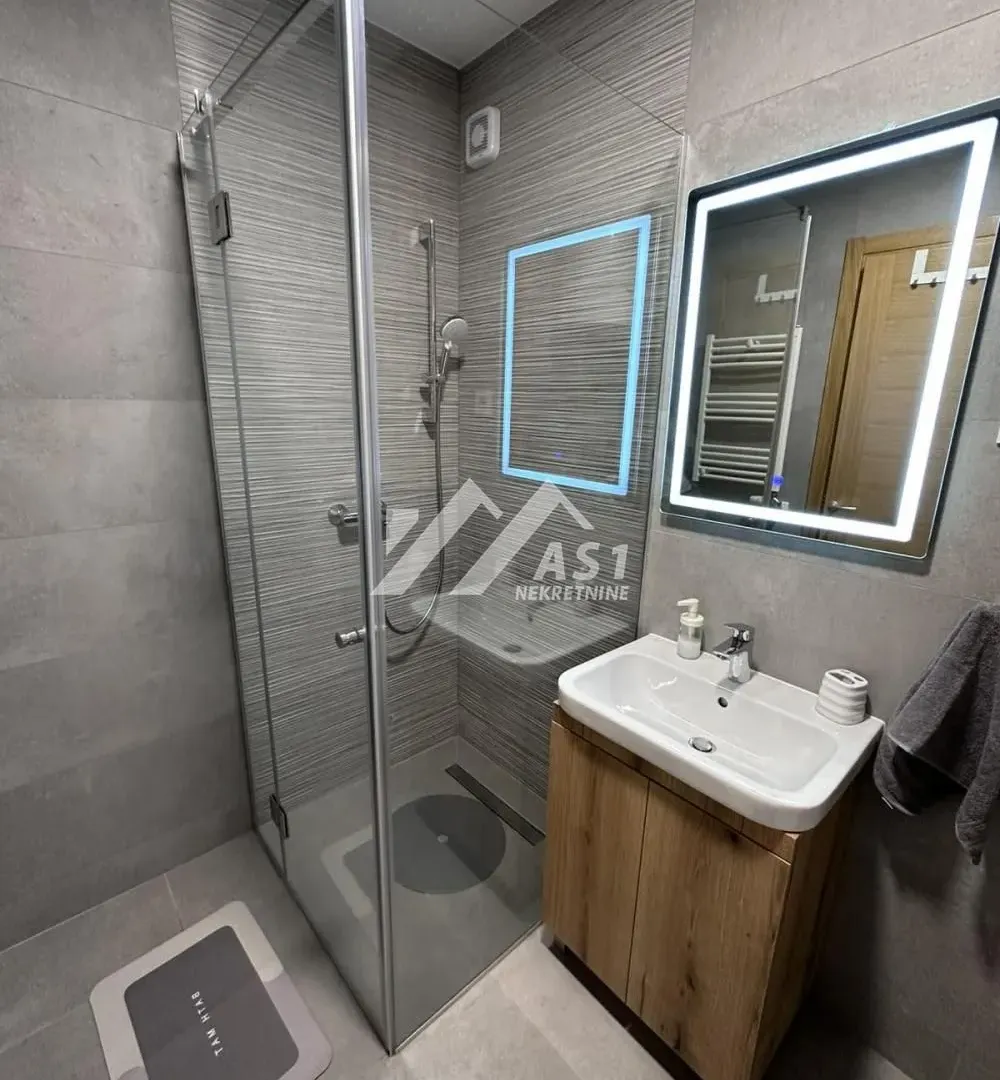 Izdavanje, dvosoban stan, 65m², Centar, Novi Sad