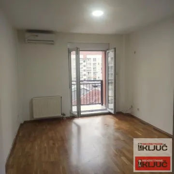 Prazna soba sa drvenim podom i izlazom na terasu. - image 3