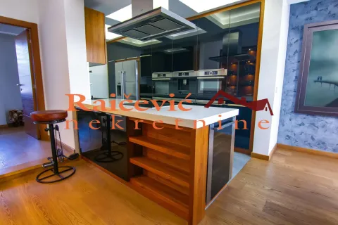 Moderna kuhinja sa šankom i ugradnim kućnim aparatima. - image 7