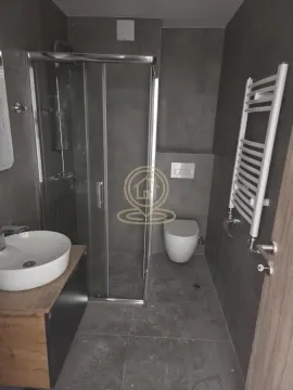 Savremeno opremljeno kupatilo sa tuš kabinom, umivaonikom i WC šoljom. - image 2