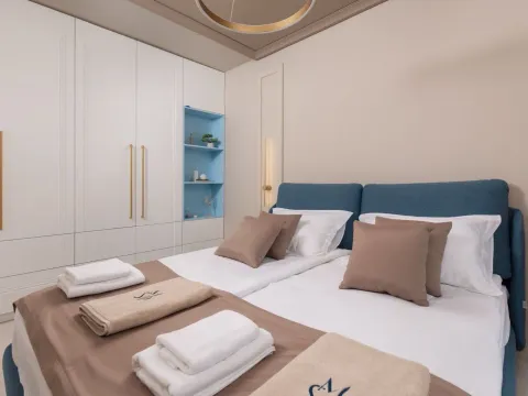 Sale, three bedroom apartment, 204m², Dobrota, Kotor - image 7