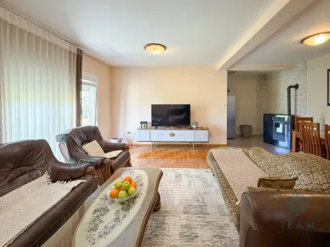 Izdavanje, trosoban stan, 110m², Stari Aerodrom, Podgorica - image 1