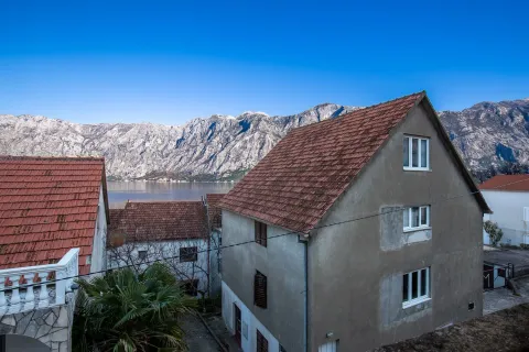 Pogled na tradicionalne kuće i okolne planine. - image 14