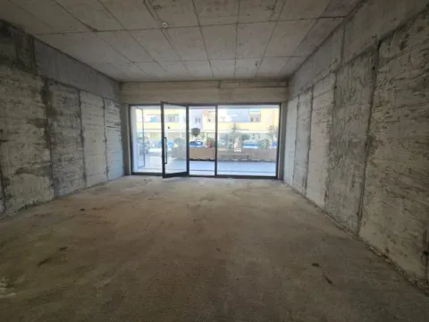 Izdavanje, poslovni prostor, 100m², City Kej, Podgorica - image 3