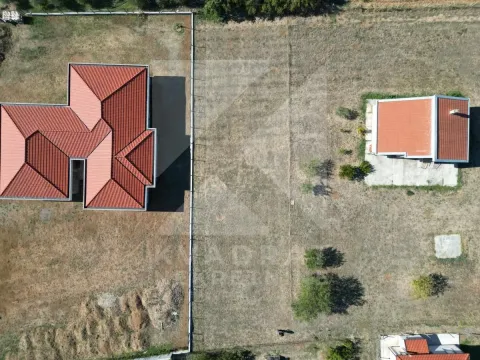Pogled iz vazduha na kuće sa dvorištem i okolnim zemljištem. - image 3