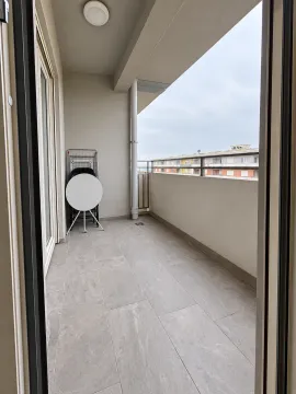 Natkriveni balkon sa popločanim podom i pogledom na naselje. - image 8