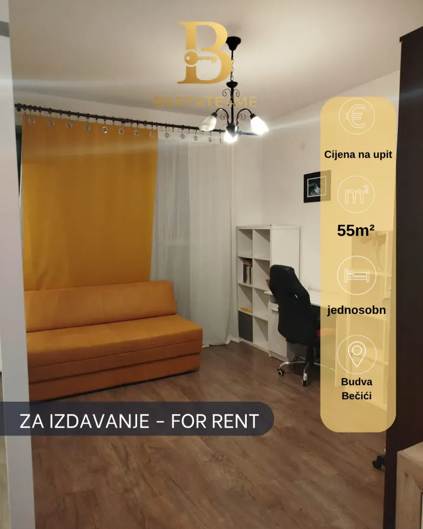 Dnevna soba sa garniturom i radnim stolom.