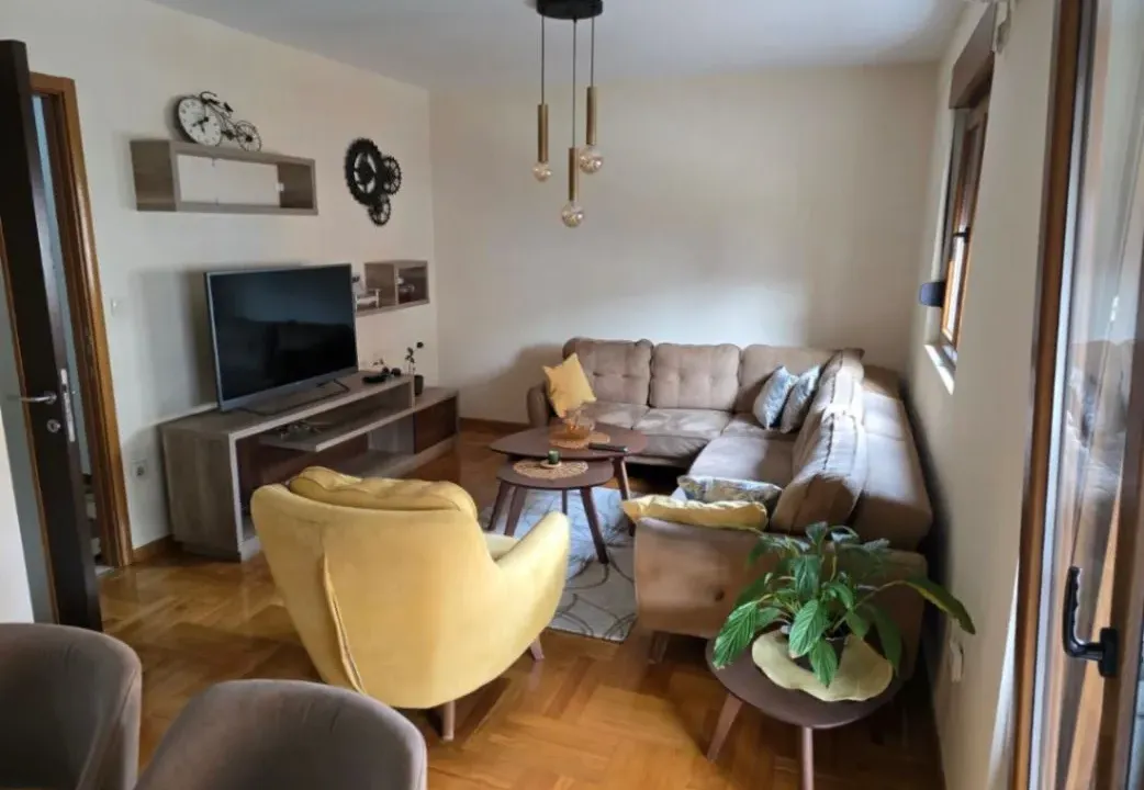 Izdavanje, dvosoban stan, 70m², Stari Aerodrom, Podgorica
