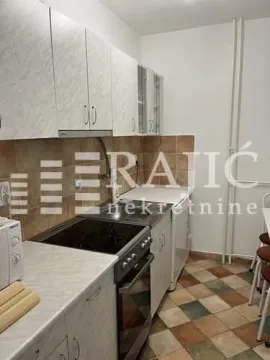 Manja kuhinja sa svetlim elementima i keramičkim pločicama. - image 5