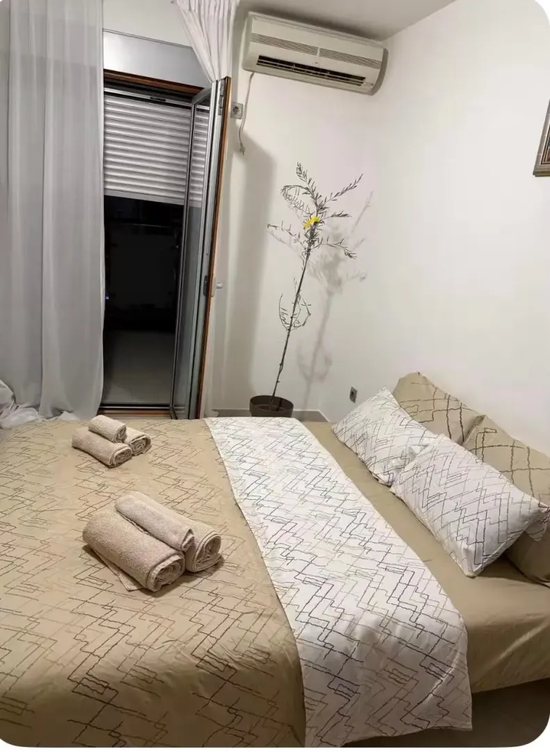 Furnished bedroom with a double bed and access to the terrace.