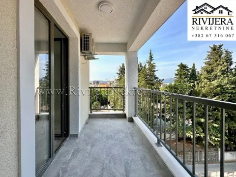 Natkriveni balkon sa pogledom na okolinu i zelenilo. - image 7
