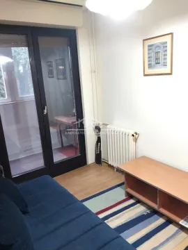 Dnevna soba sa kaučem, stočićem i izlazom na terasu. - image 4