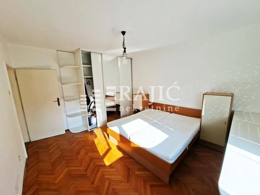 Furnished bedroom with a double bed and a fitted wardrobe.