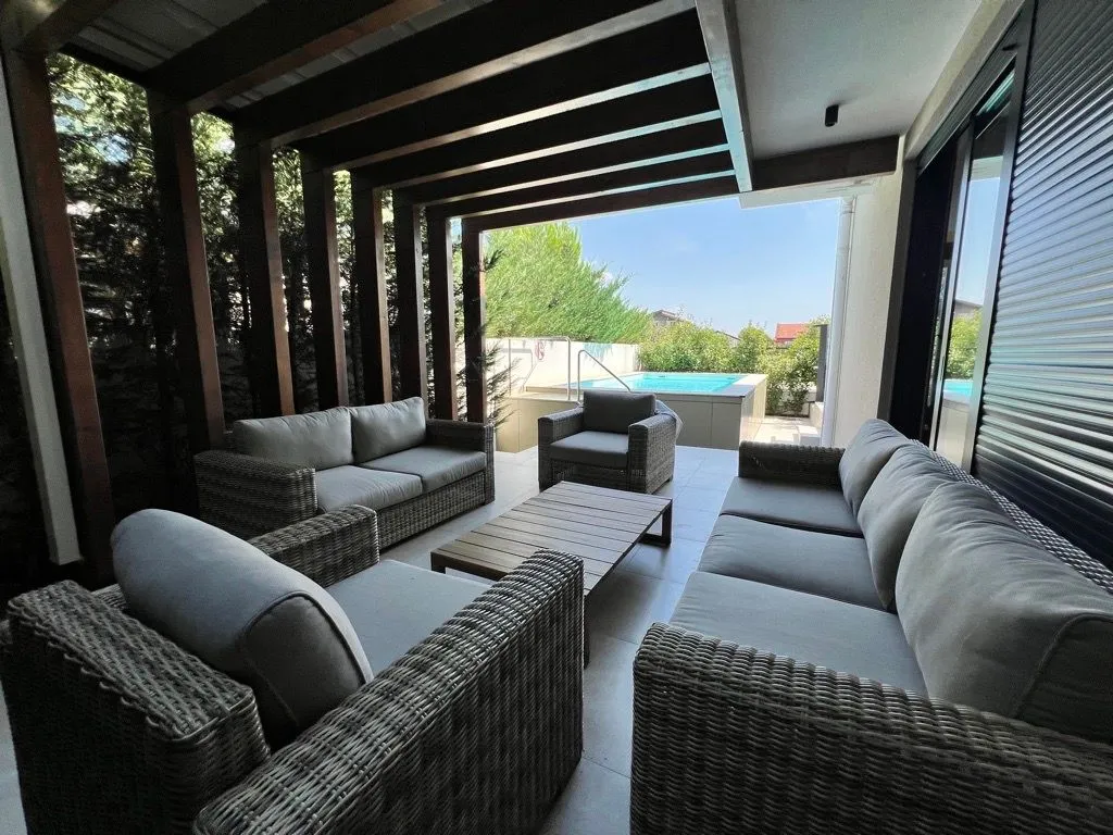 Izdavanje, kuća, 230m², Gornja Gorica, Podgorica