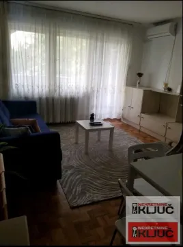 Dnevna soba sa garniturom, stočićem i velikim prozorom. - image 3