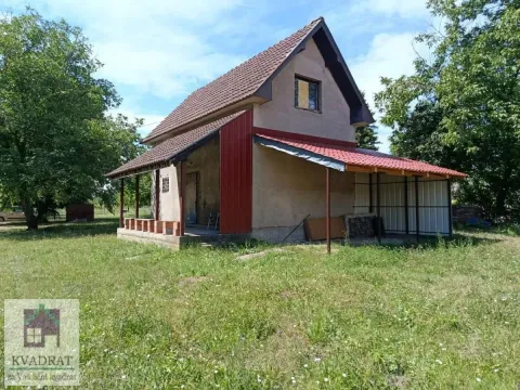 Pogled na spoljašnjost kuće sa dvorištem i natkrivenim delom. - image 3