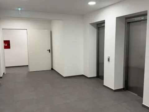 Izdavanje, dvosoban stan, 66m², Stari Aerodrom, Podgorica - image 2