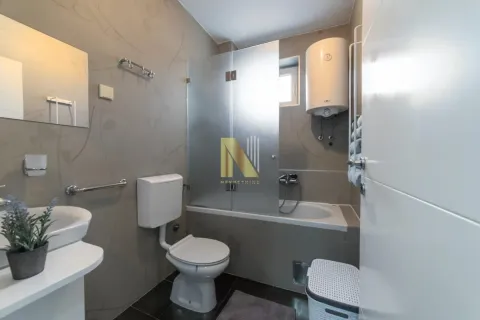 Opremljeno kupatilo sa kadom, umivaonikom i wc šoljom. - image 11