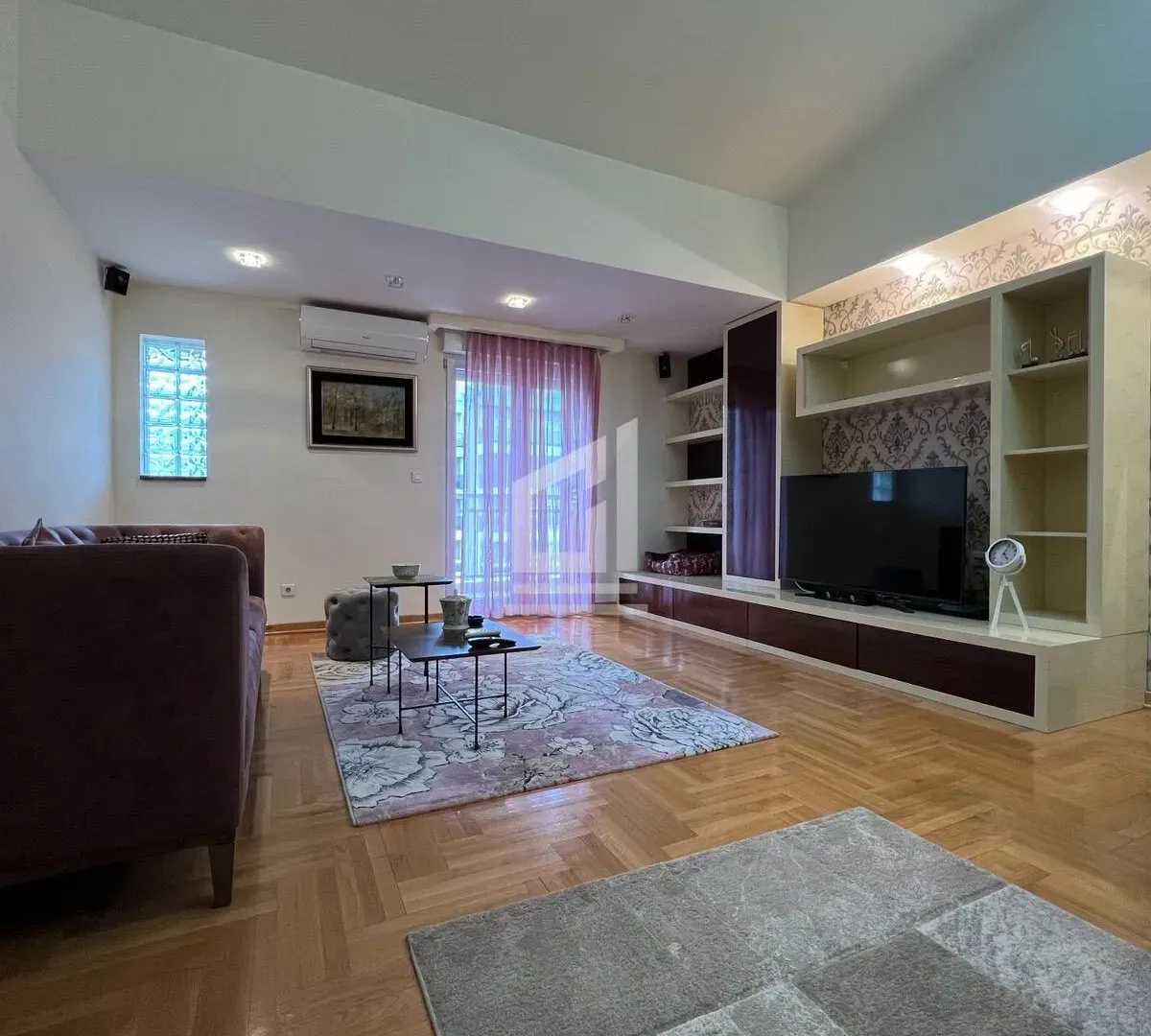 Izdavanje, dvosoban stan, 92m², City Kvart, Podgorica