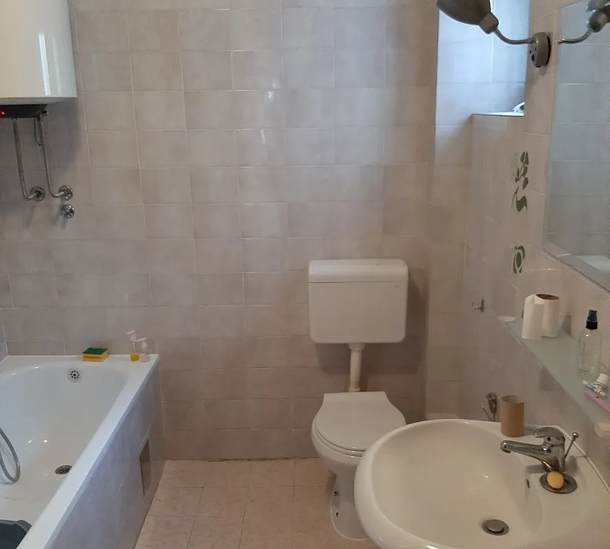 Izdavanje, kuća, 180m², Kluz, Zvezdara Sve Podlokacije
