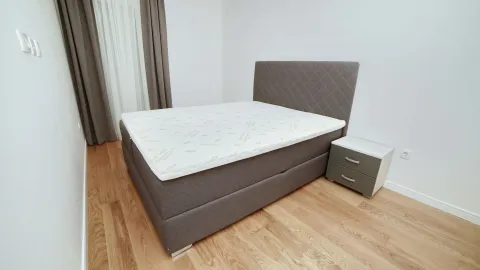 Svjetla spavaća soba sa bračnim krevetom i noćnim stočićem. - image 7