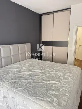 Moderna spavaća soba sa bračnim krevetom i ugradnim plakarom. - image 11