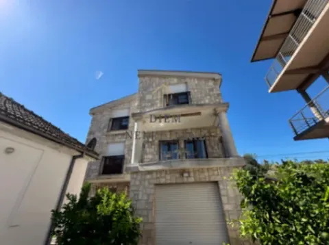 Izdavanje, kuća, 270m², Masline, Podgorica