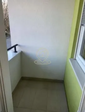 Prazan manji balkon sa keramičkim pločicama i ogradom. - image 9