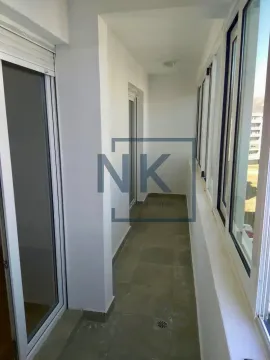 Zastakljeni balkon sa keramičkim podom i velikim prozorima. - image 7