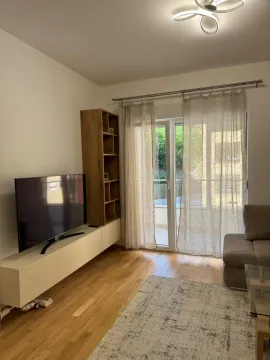 Dnevni boravak sa garniturom, TV komodom i izlazom na terasu. - image 2
