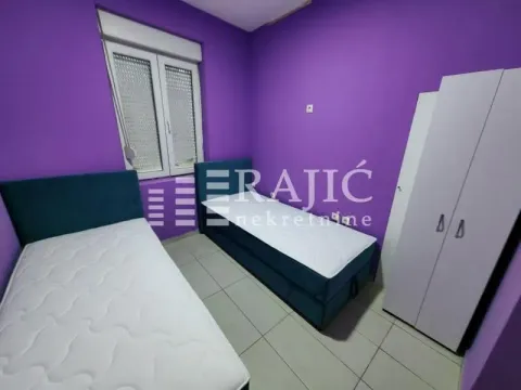 Dečja soba sa dva kreveta i ormarom. - image 7