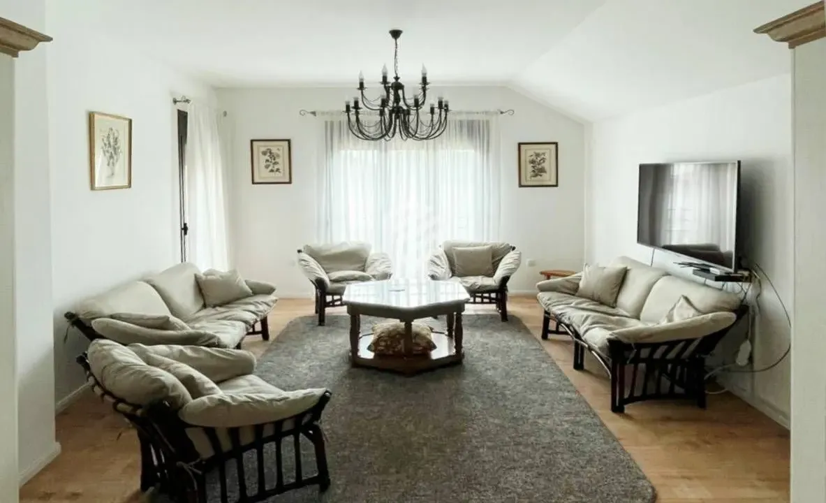 Izdavanje, trosoban stan, 100m², Gornja Gorica, Podgorica