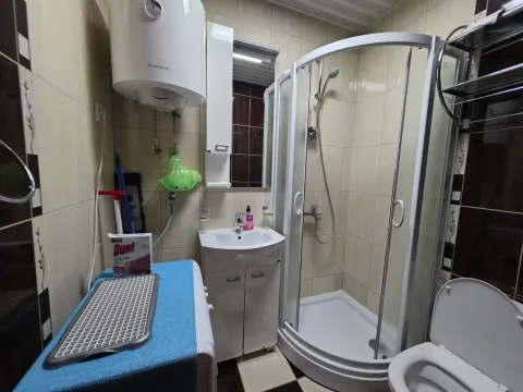 Manje kupatilo opremljeno tuš kabinom, umivaonikom i bojlerom. - image 17