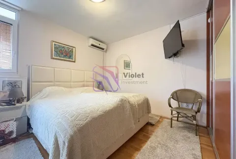 Namještena spavaća soba sa bračnim krevetom, klima uređajem i zidnim televizorom. - image 4