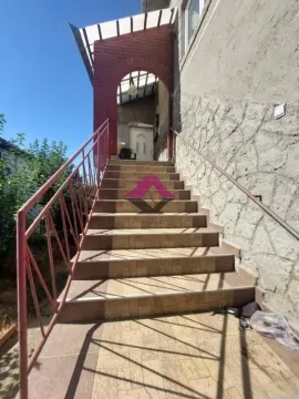 Spoljne stepenice koje vode do ulaza u kuću sa nadstrešnicom. - image 3