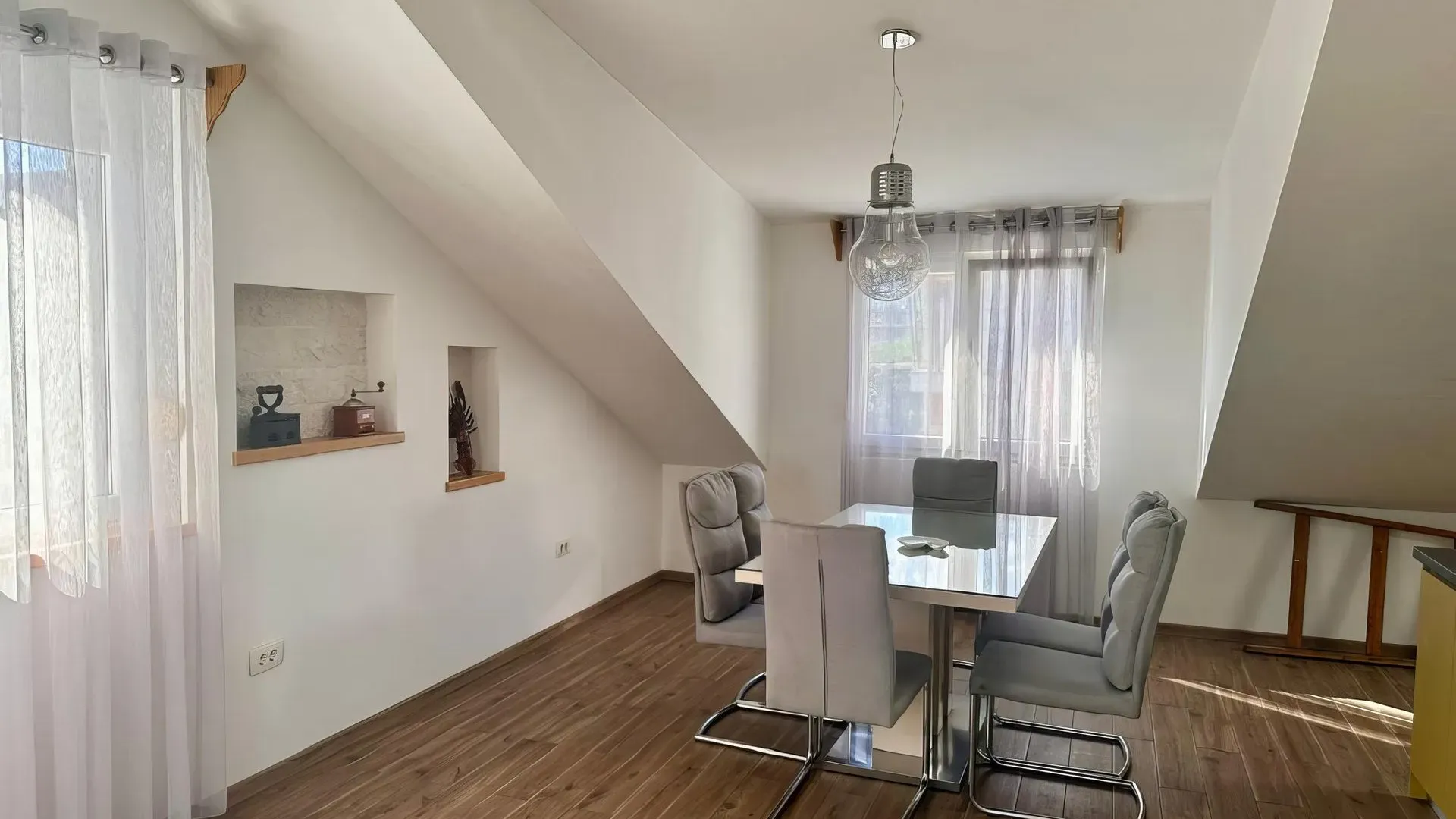 Izdavanje, dvosoban stan, 85m², Seljanovo, Tivat