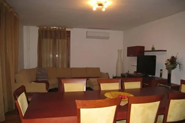 Izdavanje, četvorosoban stan, 136m², Savski Venac, Beograd