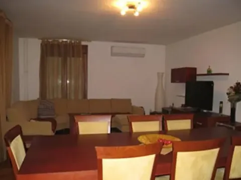 Izdavanje, četvorosoban stan, 136m², Savski Venac, Beograd